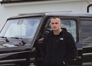 Harron rusen, Don Xhoni publikon foto intime me një bukuroshe