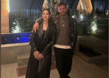 Publikohet video e Lumit dhe Kaderit derisa ecin në rrugë dorë për dorë