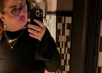 Armonda bëhet modele, reklamon fustanet