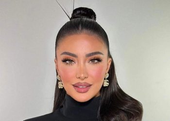 Nuk përmbahet Alba, publikon video provokuese me gjoksin në ‘fushë’