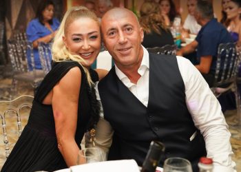 Anita e “ҫmend” Ramushin nga xhelozia, shfaqet në krahët e burrit më të dashur për vajzat