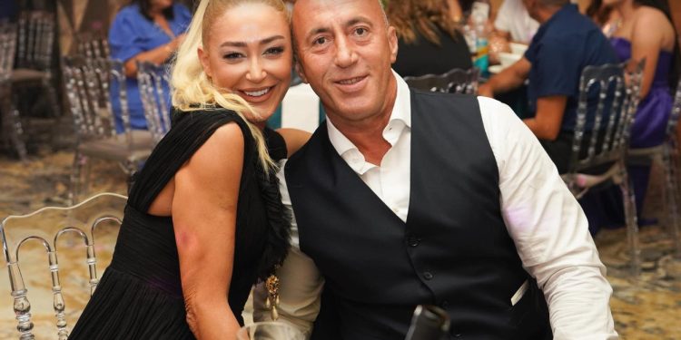 Anita e “ҫmend” Ramushin nga xhelozia, shfaqet në krahët e burrit më të dashur për vajzat