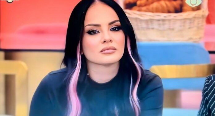 A mund ta bëni gjuhën kështu?, Sara shfaq talentin e pazakontë (VIDEO)