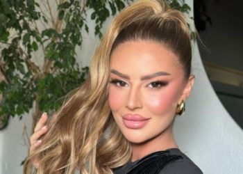 Santiana ‘thyhet’ në mes për të vënë në pah belin e formësuar