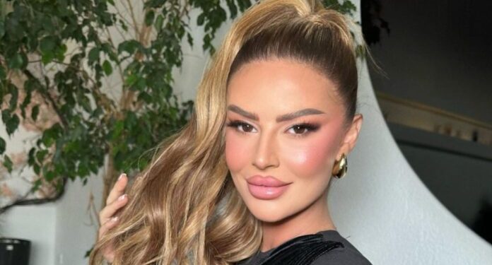 Santiana ‘thyhet’ në mes për të vënë në pah belin e formësuar