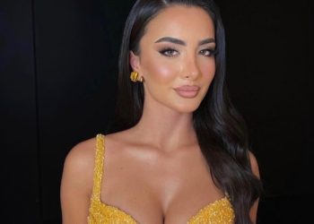 Alba ka vendosë ta ‘tranoi’ Azemin, merr poza ‘hot’ me bikini nga pushimet