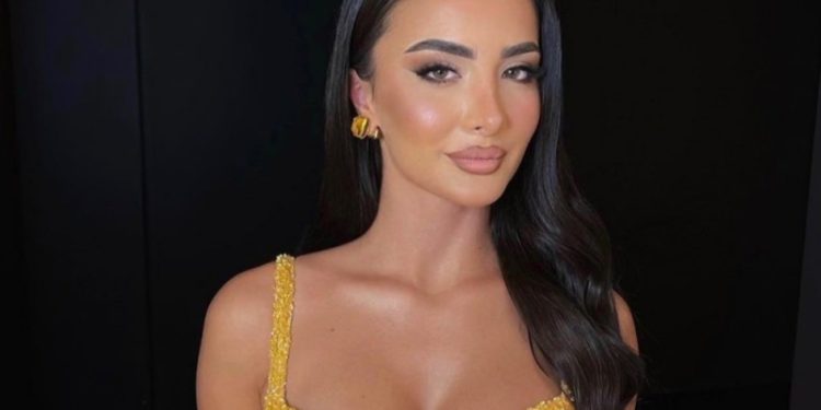 Alba ka vendosë ta ‘tranoi’ Azemin, merr poza ‘hot’ me bikini nga pushimet