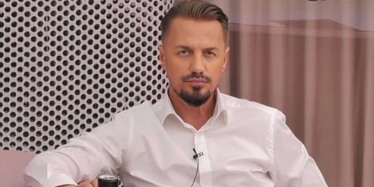 Komentohet për jetën private, por cila është marrëdhënia e Bleros me nënën e tij?