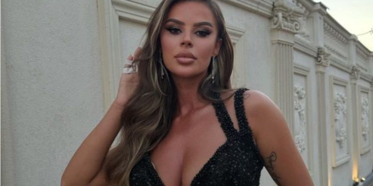 Santiana provokon nga ashensori, e veshur ngushtë ka ekspozuar format e saj ‘bombastike’