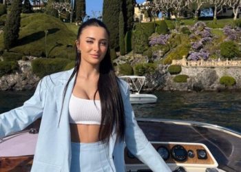 Alba një shkodrane trimëreshë, pozon në mes kafkave të njerëzve