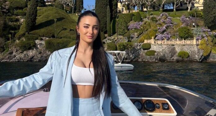 Alba një shkodrane trimëreshë, pozon në mes kafkave të njerëzve