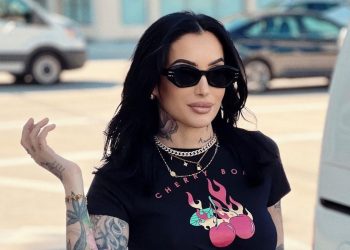 Alby fotografohet në rrugë, me këtë veshje merr vëmendjen e kalimtarëve