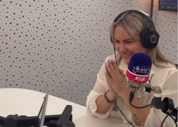 I thanё live se bashkёshorti lёndoi kёmbёn, kёngёtarja e njohur lё intervisten pёrgjysmё (VIDEO)