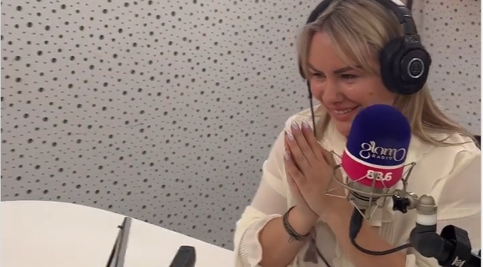 I thanё live se bashkёshorti lёndoi kёmbёn, kёngёtarja e njohur lё intervisten pёrgjysmё (VIDEO)