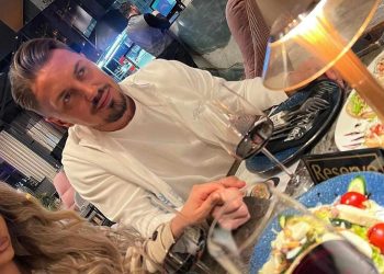 Blero publikon foto me të dashuren e re: Me beben, grua e lumtur, jetë e lumtur