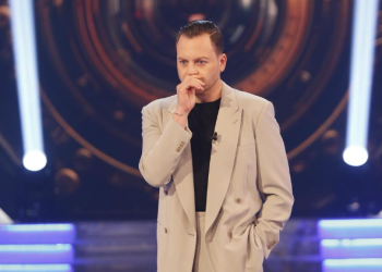 Bёhen viral kudo! Prezentuesi dhe banori me veshje tё njejtё nё Prime / moment i ‘sikletshёm’ pёr Ledionin (FOTO)