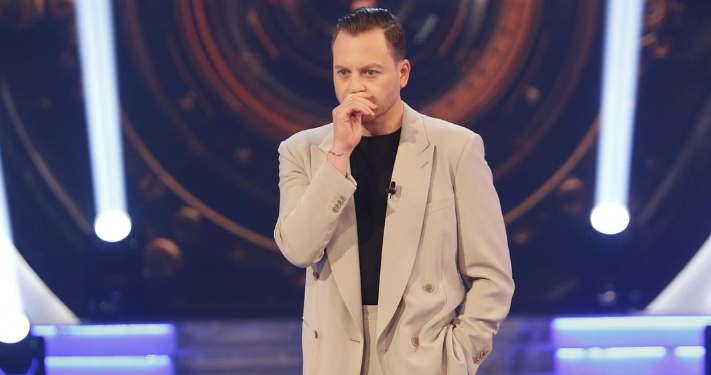 Bёhen viral kudo! Prezentuesi dhe banori me veshje tё njejtё nё Prime / moment i ‘sikletshёm’ pёr Ledionin (FOTO)