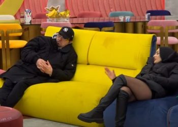 Virale: Gazin e zë gjumi teksa Sara është duke i folur (Video)