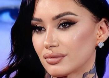 Alby nuk përmbahet, ekspozon gjoksin ‘gjigant’ me bluzë të ngushtë