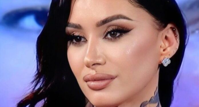 Alby nuk përmbahet, ekspozon gjoksin ‘gjigant’ me bluzë të ngushtë