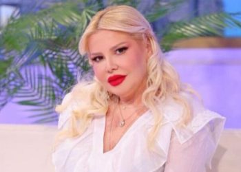 Meri Shehu nuk i shpëton trendit botëror, merr vëmendjen me ndryshimin e ri të flokëve