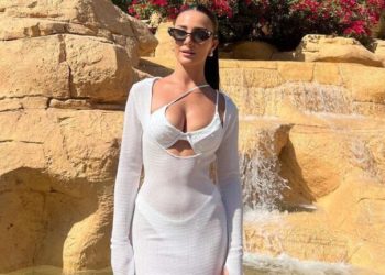 Alba doli mbrëmë, ‘shkriu’ të gjithë meshkujt në lokal me fustanin e hapur