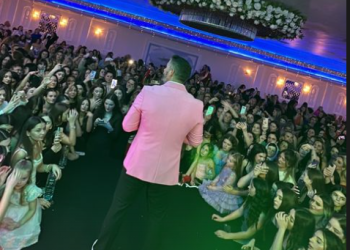 Fansja humbet ndjenjat në koncertin e tij, këngëtari shqiptar bën gjestin e mrekullueshëm