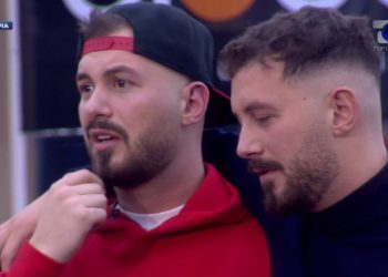 Elgiti mbrëmë në dasmë tentoi “t’i jap” Romeos diçka të Donaldit, por ai nuk e vuri re