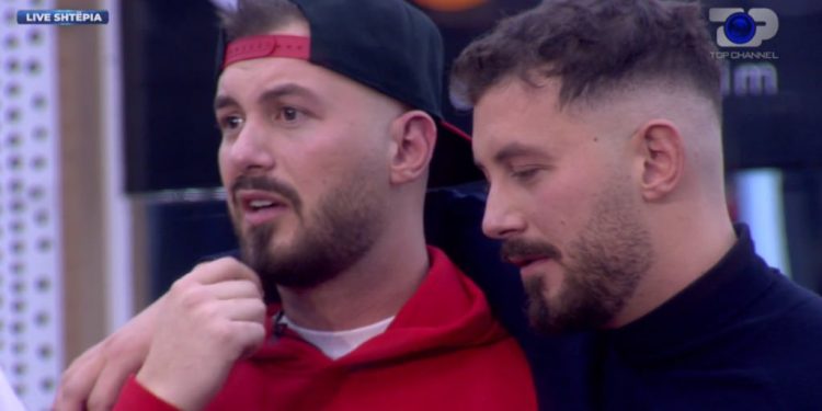 Elgiti mbrëmë në dasmë tentoi “t’i jap” Romeos diçka të Donaldit, por ai nuk e vuri re