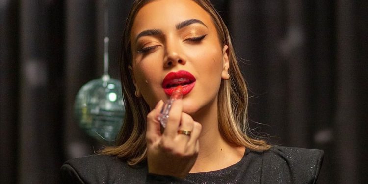 Ndjekësja e akuzon për shëndetin mendor, Sara Hoxha e thumbon: Qenka problem me vërte!