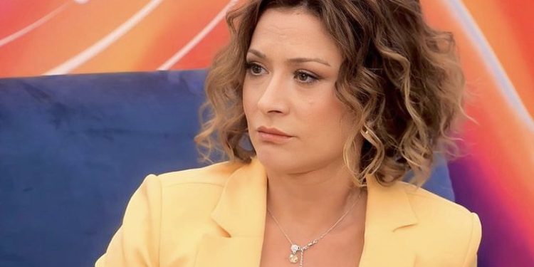 “Babi i heq jorganin gocave”, Egla sulmon banorin e BBVA duke i ‘përdorur’ vajzën