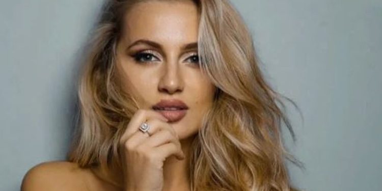 Beniada rrëfehet si asnjëherë më parë, zbulon historinë e trishtë se përse mban dy mbiemra