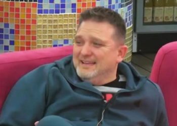 Juli merr puthjen e mëngjesit nga këto banore