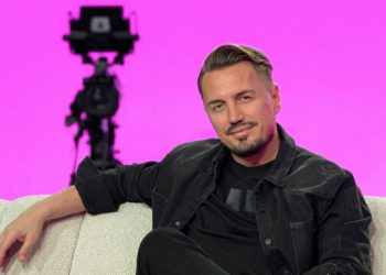 Blero flet me dashuri për “bebin”, tregon se kur do martohet