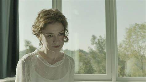 Egla analizon lojën e banorëve:Juli-Rozën e ka mbrojtur nën sqetull