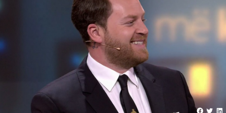 Ledioni publikon foton më të bukur të fëmijëve tij