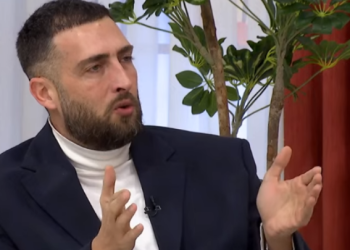 Bëhet virale videoja ku gruja e vrarë nga burri ishte personi që dikur e sëmurë me kancer dërgoi 50 euro për tërmetin në Shqipëri, Alaudin Hamiti tregon të vërtetën