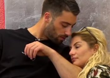 “Vdeksha për duart e tua”/ Ilnisa ulet në gjunjë dhe puth Meritonin