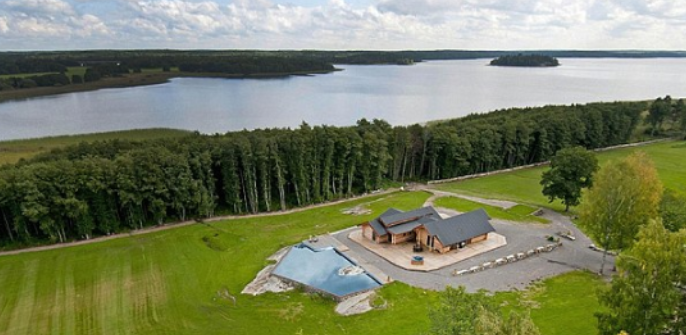 Roberto Cavalli la pas gruan e tij 45 vjet më të re, modelen suedeze të cilës ia bleu një ishull privat