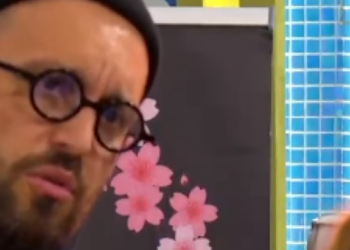 Liami nuk përmbahet-Hedh përtokë çfarë gjen në tavolinë