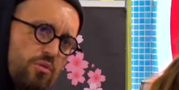 Liami nuk përmbahet-Hedh përtokë çfarë gjen në tavolinë