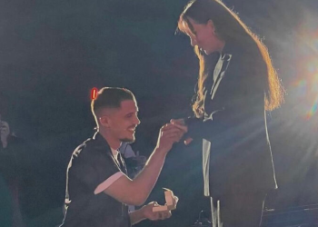 Bardhi i ulur në gjunjë i propozon asaj për martesë, Sara thotë “Po”