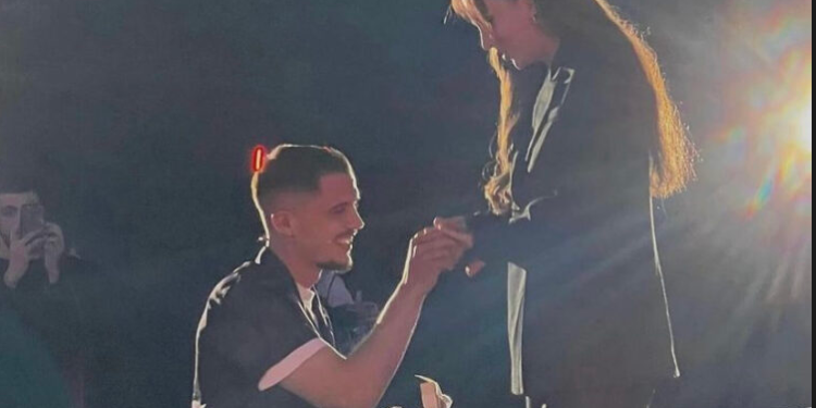 Bardhi i ulur në gjunjë i propozon asaj për martesë, Sara thotë “Po”