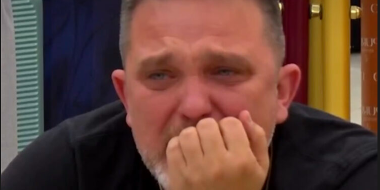 Julian Deda shpërthen në lot pas mesazhit emocionues të të birit