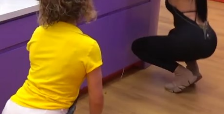 Egla dhe Erjola bëjnë “twerk” në kuzhinë..