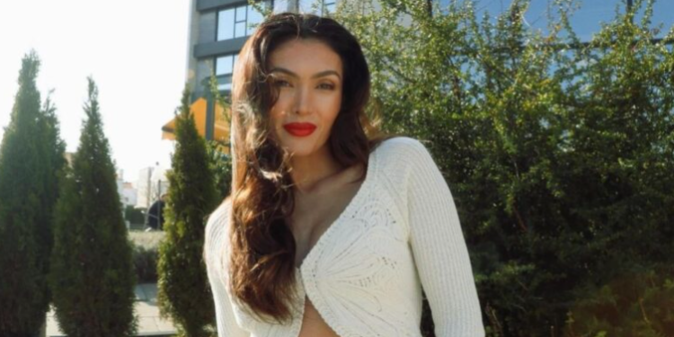 Nora e ndryshon veten me photoshop, nuk do besoni si duket fytyra e saj në realitet