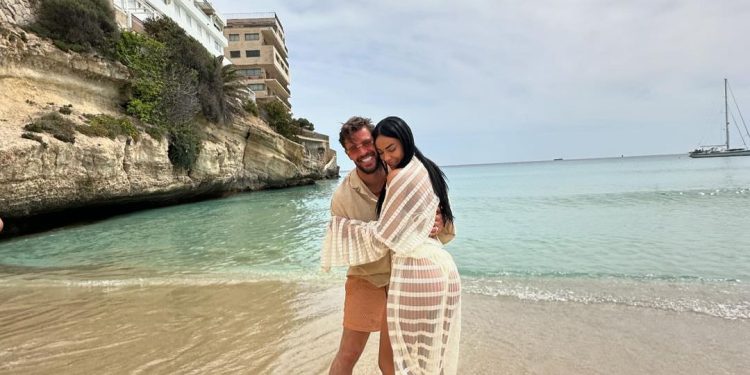 Kaderi dhe Lumbardhi publikojnë foton e ‘nxehtë’ krah njëri tjetrit nga pushimet në Spanjë