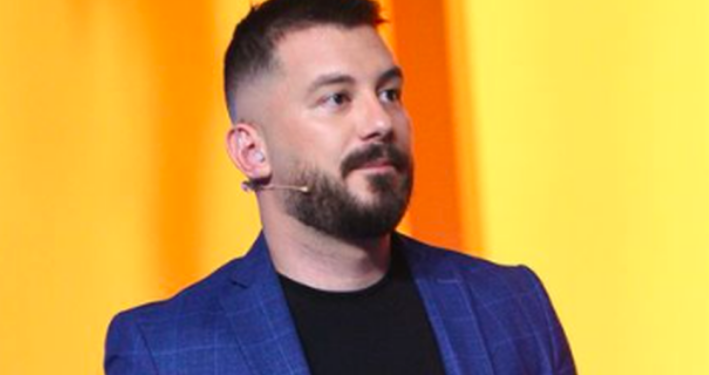 ‘Më ngacmoi të dashurën…