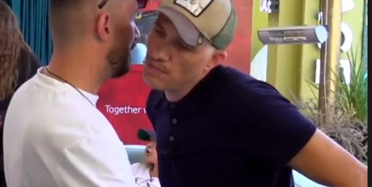 “Më lëpij, më puth”/ Jetmiri provokon Romeon, i afrohet në fytyrë