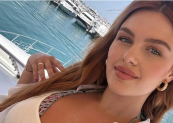 Learta publikon foto nga Dubai, veshja e saj me miniq merr gjithë vëmendjen